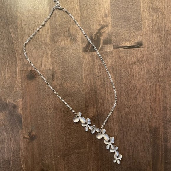 ♥ Silver Flower Necklace ❤️ - Picture 2 of 3